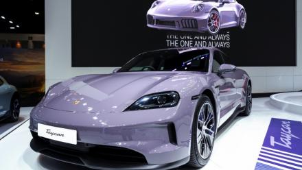 Un modèle Taycan de Porsche exposé au salon de l'automobile à Bangkok, le 24 mars 2025 en Thaïlande