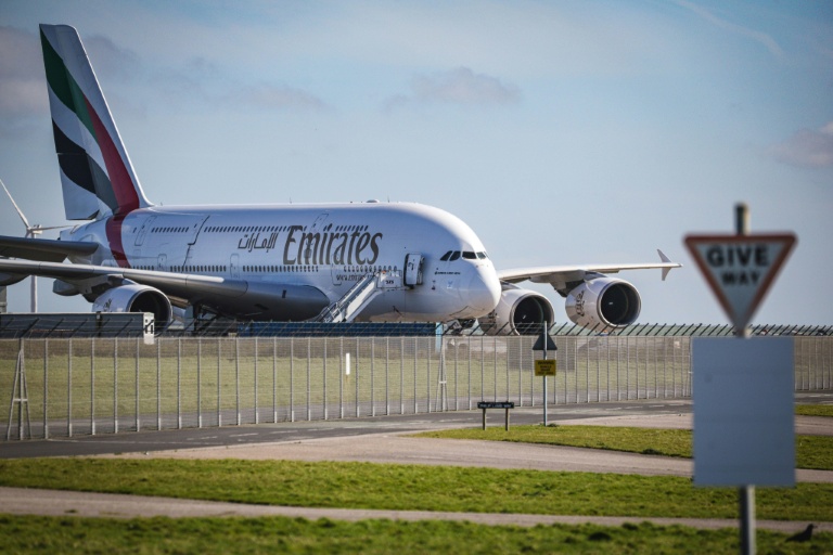 Un Airbus A380 de la compagnie Emirates sur le tarmac de l'aéroport de Newquay Cornouailles, au Royaume-uni, le 6 avril 2026