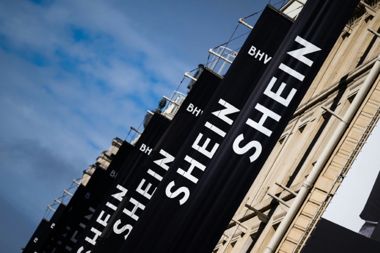 Les bannières de Shein sur la façade du BHV à Paris, le 3 novembre 2025
