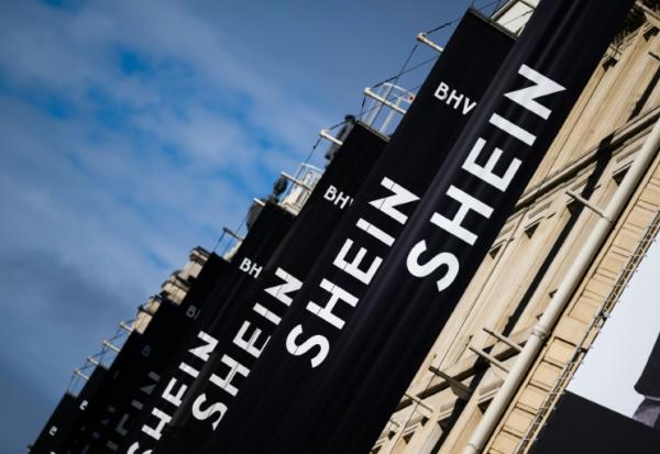 Les bannières de Shein sur la façade du BHV à Paris, le 3 novembre 2025