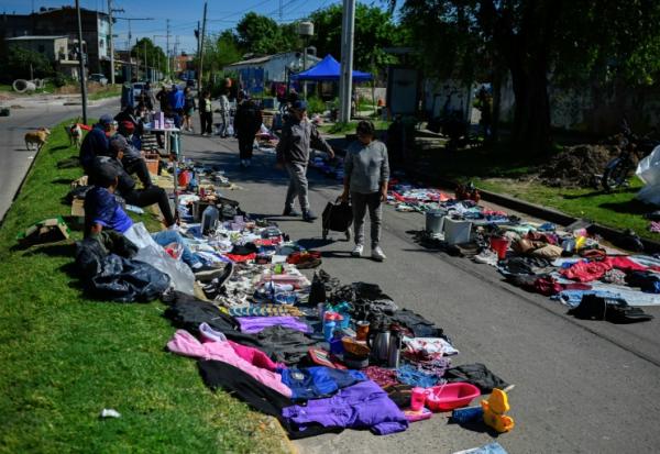 Un marché de rue à Villa Fiorito, dans la banlieue de Buenos Aires, le 19 octobre 2025 en Argentine