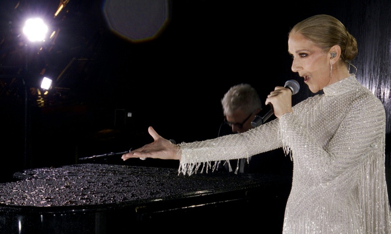 La chanteuse canadienne Céline Dion chante à la tour Eiffel pour l'ouverture des Jeux olympiques à Paris, le 26 juillet 2024