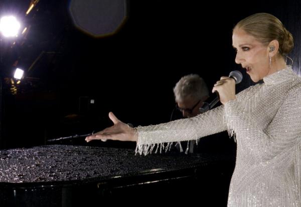 La chanteuse canadienne Céline Dion chante à la tour Eiffel pour l'ouverture des Jeux olympiques à Paris, le 26 juillet 2024