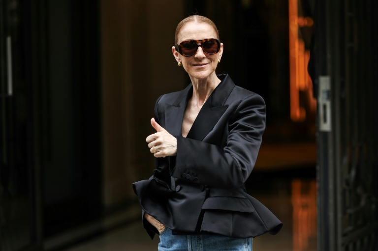 La chanteuse canadienne Céline Dion salue ses fans devant l'hôtel Le Royal Monceau à Paris, le 3 septembre 2026, avant une série de concerts dans la capitale