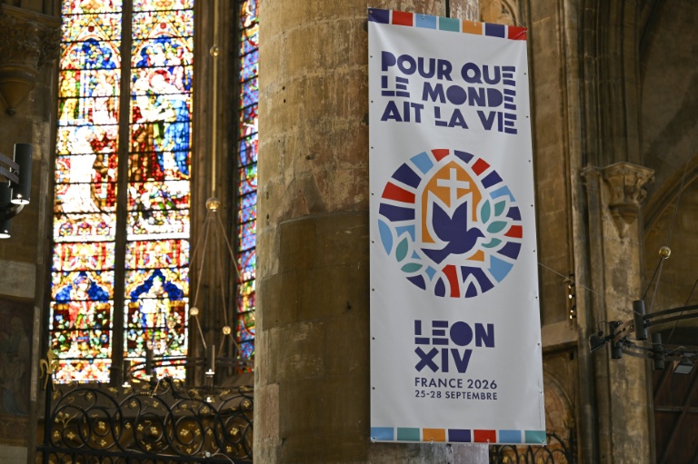 Une affiche à l'intérieur de la cathédrale Saint-Étienne annonçantla messe que le pape Léon XIV célébrera le 28 septembre 2026 à Metz, le 3 septembre 2026 en Moselle