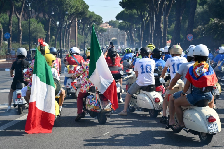 Des passionnés de Vespa du monde entier participent à la parade des Vespa World Days, marquant le 80e anniversaire de la célèbre marque italienne de scooters, le 27 juin 2026 à Rome 
