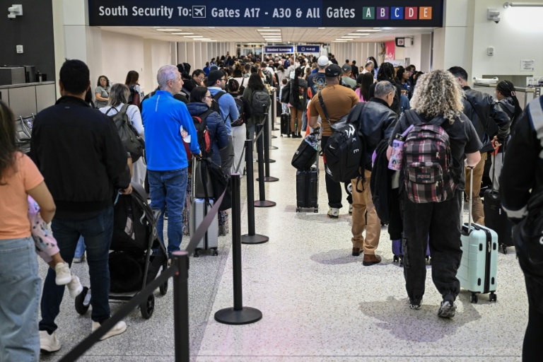 La file d'attente pour le contrôle de sécurité à l'aéroport Bush de Houston au Texas, le 20 mars 2026