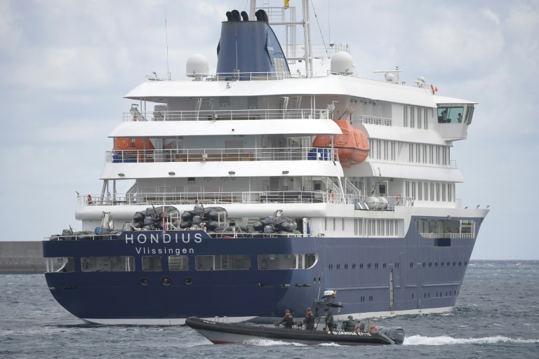 Un bateau de la Guardia Civil espagnole navigue à côté du bateau de croisière MV Hondius, touché par le hantavirus, dans le port de Granadilla de Abona, sur l'île de Tenerife, dans l'archipel espagnol des Canaries, le 11mai 2026