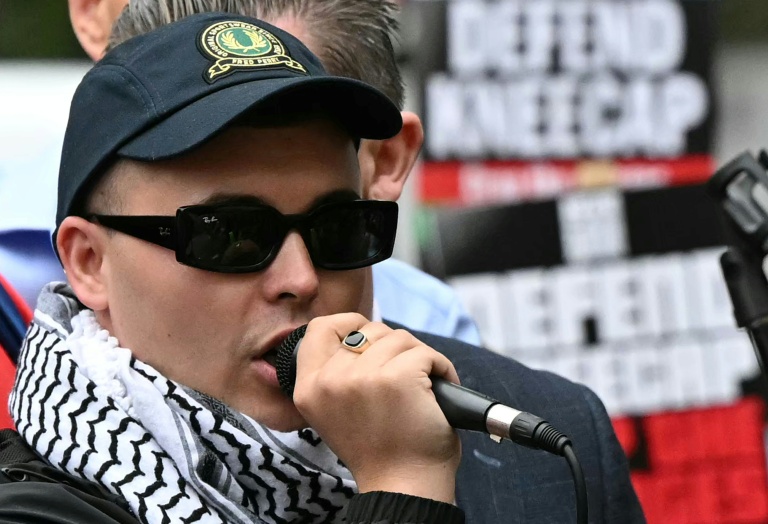 Le rappeur nord-irlandais du trio Kneecap, Liam O'Hanna, dit Mo Chara, devant le tribunal de Westminster à Londres le 20 août 2025