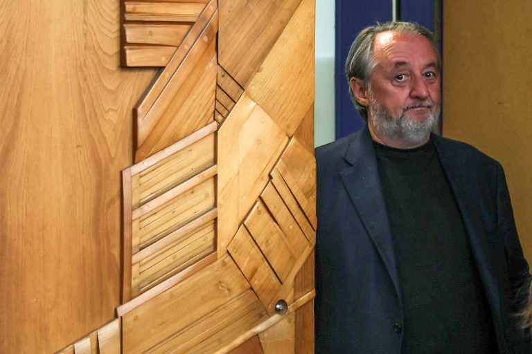 Serge Hascoët, ancien directeur créatif d'Ubisoft, sort de la salle d'audience au tribunal de Bobigny, le 2 juin 2025