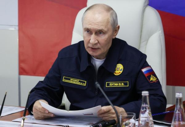 Photo diffusée par l'agence d'État russe Sputnik montrant le président russe Vladimir Poutine à bord du croiseur lance-missiles Varyag de la Marine russe, lors de la phase finale des exercices navals de la Flotte du Pacifique, sur l'île de Sakhaline, à l'Extrême-Orient, le 12 août 2026