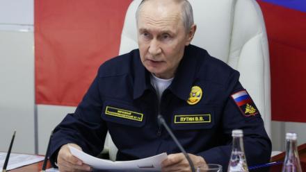 Photo diffusée par l'agence d'État russe Sputnik montrant le président russe Vladimir Poutine à bord du croiseur lance-missiles Varyag de la Marine russe, lors de la phase finale des exercices navals de la Flotte du Pacifique, sur l'île de Sakhaline, à l'Extrême-Orient, le 12 août 2026