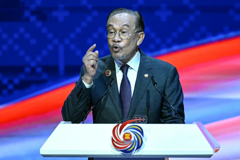 Le Premier ministre malaisien Anwar Ibrahim prononce un discours à Kuala Lumpur, le 28 octobre 2025