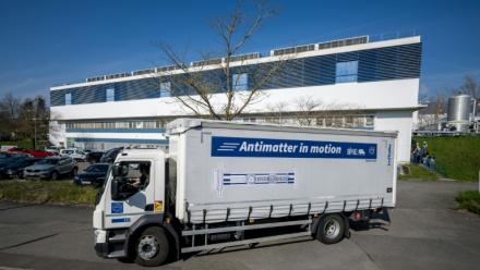 Un camion transporte des antiprotons lors d'un essai réussi du premier système de transport d'antimatière au monde, sur le campus du Cern, à Meyrin, près de Genève, le 24 mars 2026 en Suisse