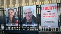 Les portraits de Cécile Kohler et Jacques Paris, détenus en Iran, devant l'Assemblée nationale à Paris, le 25 mars 2025