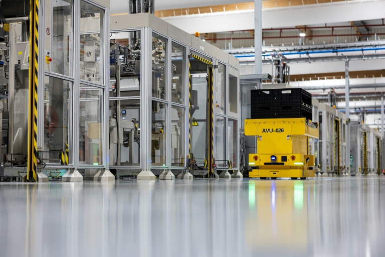 Intérieur de l'usine de batteries pour véhcules de AESC près de Douai, le 13 novembre 2025