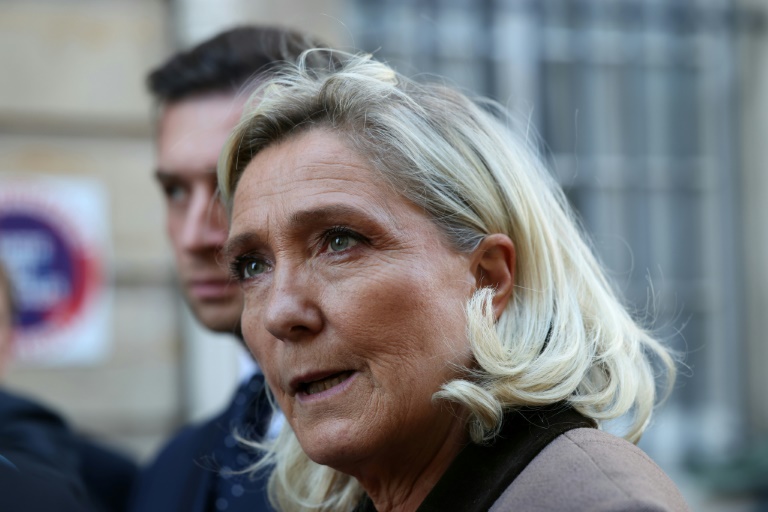 Le président du RN Jordan Bardella écoute Marine Le Pen s'exprimer devant la presse après une rencontre avec le Premier ministre à l'Hôtel Matignon à Paris le 17 septembre 2025
