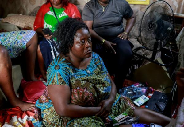 Des proches viennent apporter leur soutien à Elodie Fougué, dont le conjoint, Achille Simo, a été tué en marge des violences qui secouent le Cameroun depuis la réélection contestée de Paul Biya, le 31 octobre 2025 à Douala 