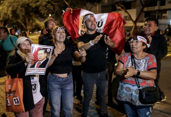 Des partisans de la candidate à la présidentielle péruvienne Keiko Fujimori, du parti Fuerza Popular, scandent des slogans au siège de sa campagne après l’annonce des premiers résultats du second tour de l’élection présidentielle, à Lima, le 7 juin 2026
