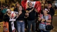 Des partisans de la candidate à la présidentielle péruvienne Keiko Fujimori, du parti Fuerza Popular, scandent des slogans au siège de sa campagne après l’annonce des premiers résultats du second tour de l’élection présidentielle, à Lima, le 7 juin 2026