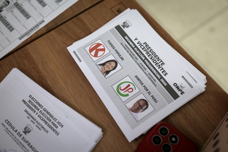 Bulletins de vote dans un bureau de vote lors du second tour de l'élection présidentielle dans le district de San Juan de Lurigancho, dans la province de Lima, au Pérou, le 7 juin 2026
