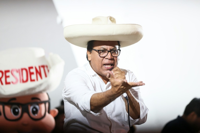 Le candidat à la présidence du Pérou Roberto Sanchez s'adresse à ses partisans lors d'un meeting de campagne à Lima, le 24 mai 2026