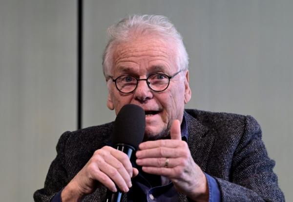 L'ancien député européen Daniel Cohn-Bendit prend la parole sur scène après avoir reçu le Prix de l’Académie de Berlin 2025, le 25 novembre 2025 à Berlin
