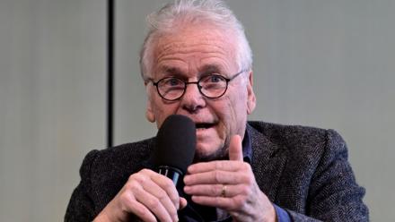L'ancien député européen Daniel Cohn-Bendit prend la parole sur scène après avoir reçu le Prix de l’Académie de Berlin 2025, le 25 novembre 2025 à Berlin