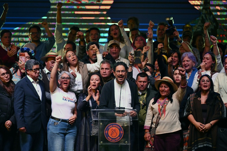 Le candidat à la présidence de la Colombie pour le parti au pouvoir Pacto Historico, Ivan Cepeda (au centre) s'exprime après les premiers résultats du second tour de l'élection présidentielle à Bogota, le 21 juin 2026