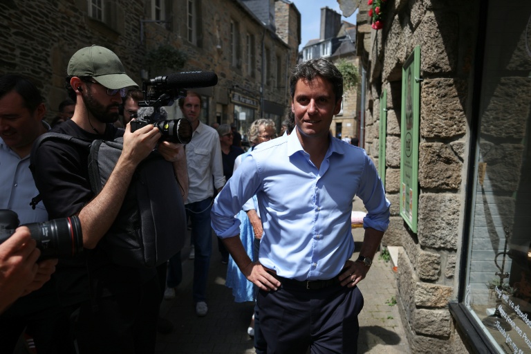 Le secrétaire général de Renaissance Gabriel Attal en déplacement à Landerneau, dans le Finistère, le 23 juillet 2026