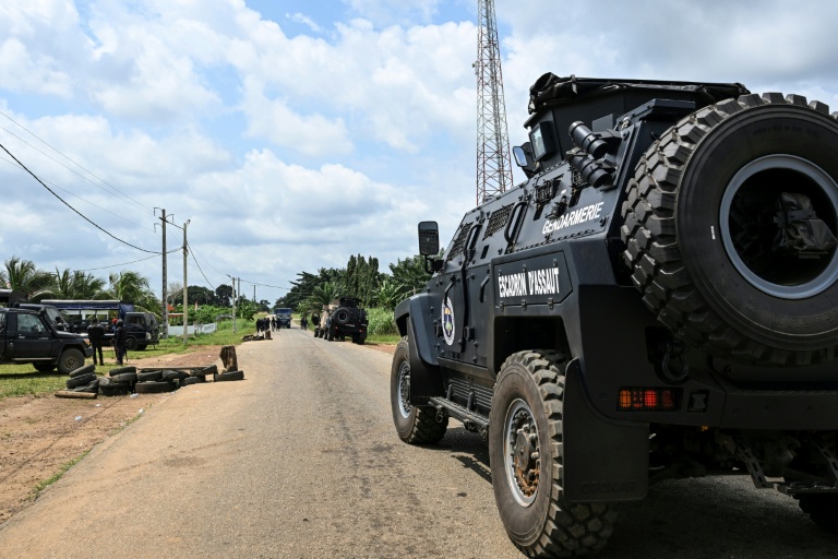 Un véhicule de la gendarmerie dans le village de Lopou, près de Dabou, lors de la présidentielle ivoirienne le 25 octobre 2025