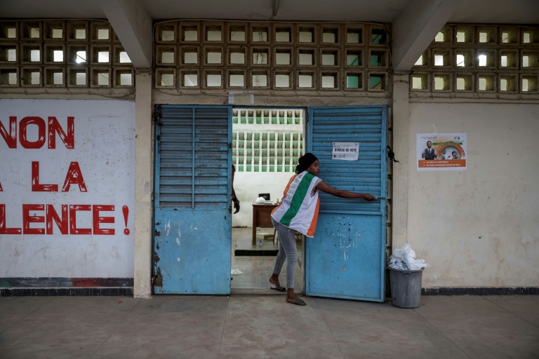 Une représentante de la commission électorale après la fin des opérations de vote pour la présidentielle ivoirienne, à Abidjan le 25 octobre 2025