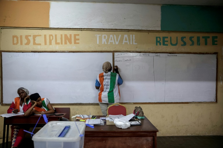 Une représentante de la commission électorale avant le dépouillement de la présidentielle ivoirienne, à Abidjan le 25 octobre 2025