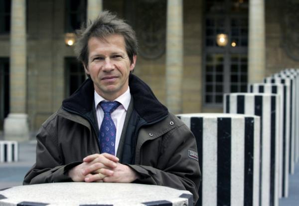 Jean-Marc Jancovici, expert des questions climat/énergie, pose dans les jardins du Palais royal le 20 mars 2007 à Paris