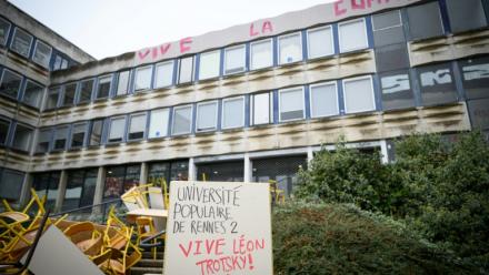L'entrée bloquée d'un bâtiment de l'Université Rennes 2, le 12 octobre 2026