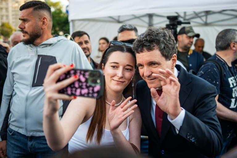 Le candidat à la présidence roumaine, Nicusor Dan, pose avec ses supporters le 11 mai 2025 à Bucarest