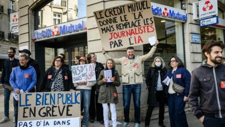 Des journalistes de titres appartenant au groupe Ebra en grève devant une agence du Crédit Mutuel, propriétaire du groupe, à Dijon, le 9 octobre 2026