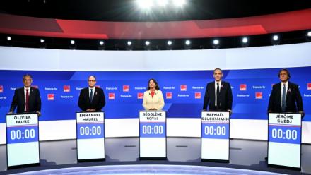 Les candidats à la primaire sociale-démocrate, photographiés le 1er octobre 2026, avant un débat télévisé, à Paris : (à partir de la gauche) Olivier Faure, Emmanuel Maurel, Ségolène Royal, Raphaël Glucksmann et Jérôme Guedj