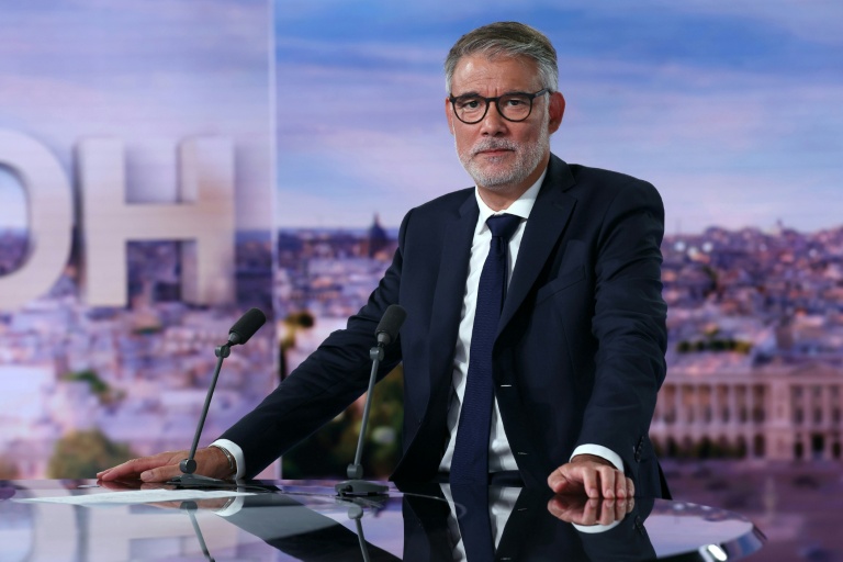 Le premier secrétaire du Parti socialiste (PS), Olivier Faure, sur le plateau du 20H de TF1 pour annoncer sa candidature à la primaire de la gauche pour l'élection présidentielle de 2027, le 30 août 2026 à Boulogne-Billancourt, près de Paris 