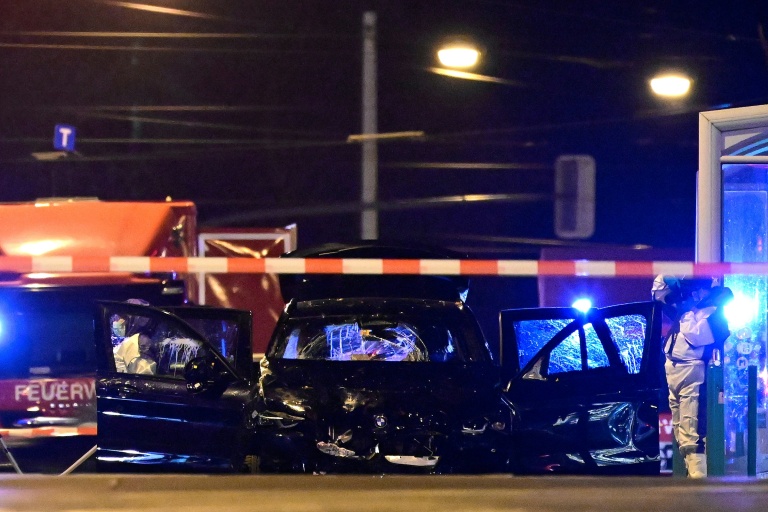 La police scientifique examine la voiture qui a foncé dans la foule sur un marché de Noël à Magdebourg, dans l'est de l'Allemagne, le 21 décembre 2024