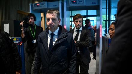 Le maire de Saint-Etienne, Gaël Perdriau (au centre), arrive au palais de justice de Lyon pour assister à son procès pour une affaire de chantage à la sextape, le 22 septembre 2025