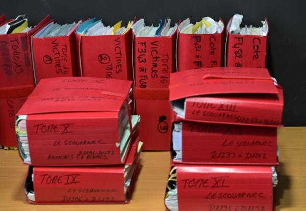 Des dossiers dans la salle d'audience du tribunal correctionnel de Vannes (Morbihan), le 24 février 2025, lors de l'ouverture du procès du chirurgien à la retraite Joël Le Scouarnec