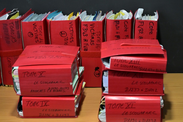 Des dossiers dans la salle d'audience du tribunal correctionnel de Vannes (Morbihan), le 24 février 2025, lors de l'ouverture du procès du chirurgien à la retraite Joël Le Scouarnec