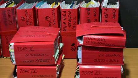 Des dossiers dans la salle d'audience du tribunal correctionnel de Vannes (Morbihan), le 24 février 2025, lors de l'ouverture du procès du chirurgien à la retraite Joël Le Scouarnec