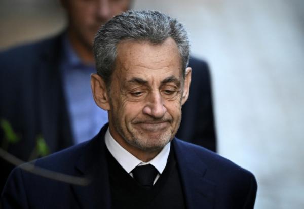 L'ancien président Nicolas Sarkozy quitte sa résidence pour se présenter à la prison de La Santé, le 21 octobre 2025 à Paris 