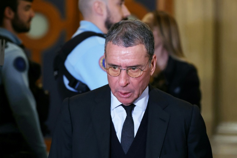 L'homme d'affaires franco-algérien Alexandre Djouhri arrive au palais de justice de Paris, le 16 mars 2026, pour le procès en appel de l'ancien président Nicolas Sarkozy pour soupçons de financement libyen de la campagne présidentielle de 2007