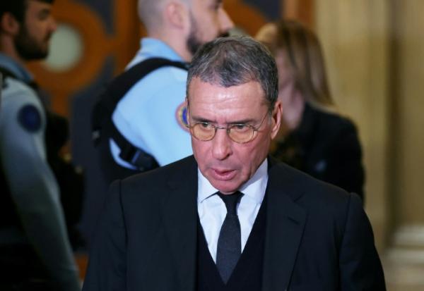 L'homme d'affaires franco-algérien Alexandre Djouhri arrive au palais de justice de Paris, le 16 mars 2026, pour le procès en appel de l'ancien président Nicolas Sarkozy pour soupçons de financement libyen de la campagne présidentielle de 2007