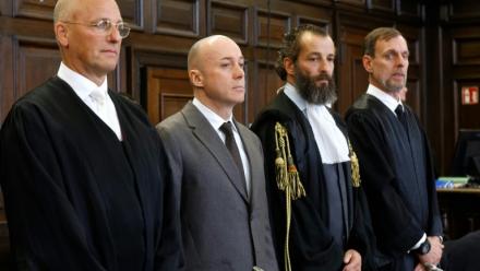 L'ex-officier ukrainien Serguiï (2ème en partant de la gauche), entouré de ses avocats Nicola Canestrini (le premier à sa droite), Lars Brögeler (le second à sa droite) et Jes Meyer-Lohkamp (à sa gauche), avant le début du procès sur le sabotage des gazoducs Nord Stream, au tribunal de Hambourg (nord de l'Allemagne), le 14 octobre 2026