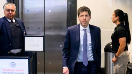 Le PDG d'OpenAI, Sam Altman, arrive au tribunal fédéral d'Oakland pour le procès intenté par Elon Musk contre OpenAI, le 12 mai 2026 en Californie