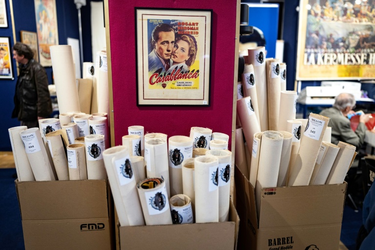 Des objets et des affiches de cinéma de la collection René Chateau exposés à Paris, le 7 avril 2026 avant leur vente aux enchères par la maison Millont, le 9 avril 2026